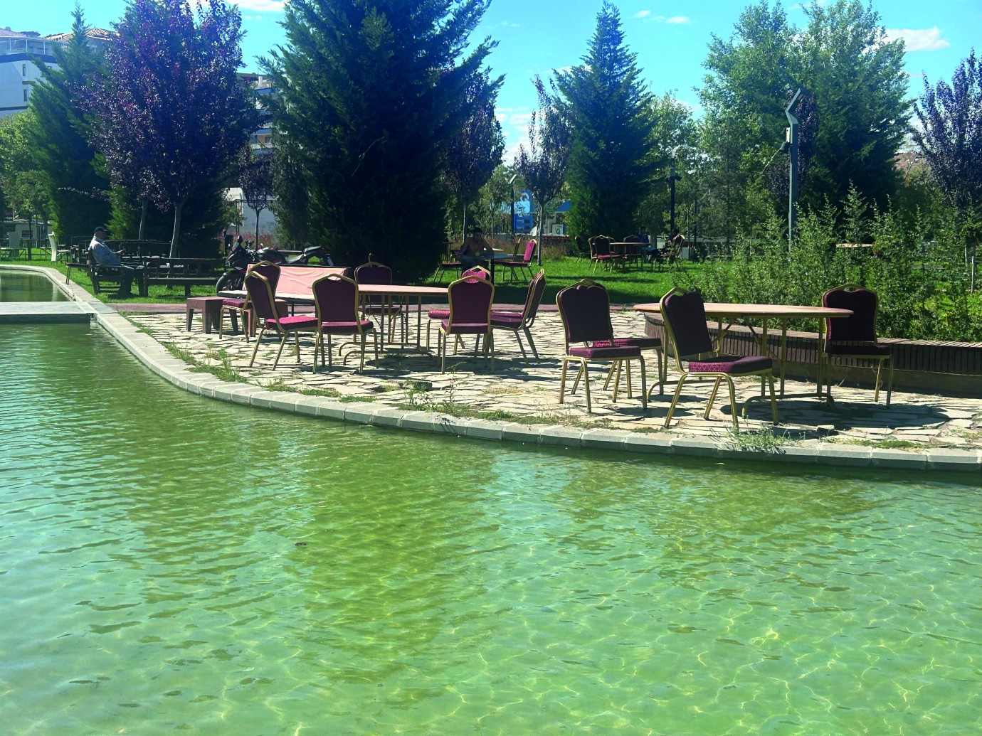 VATANDAŞIN DİNLENME ALANI ESNAFIN İŞ YERİNE DÖNÜŞTÜ