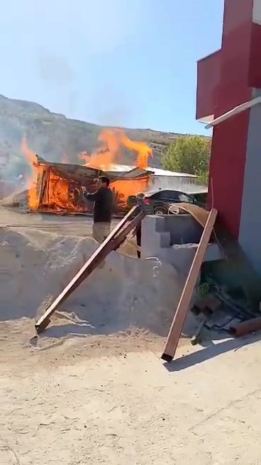 Kereste deposunda yangın