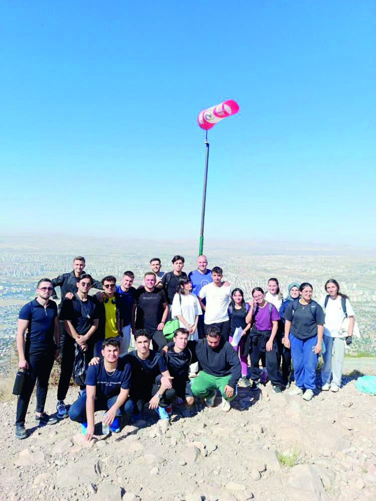 ERÜ öğrencileri hem zirve tırmanışı hem çevre temizliği yaptı