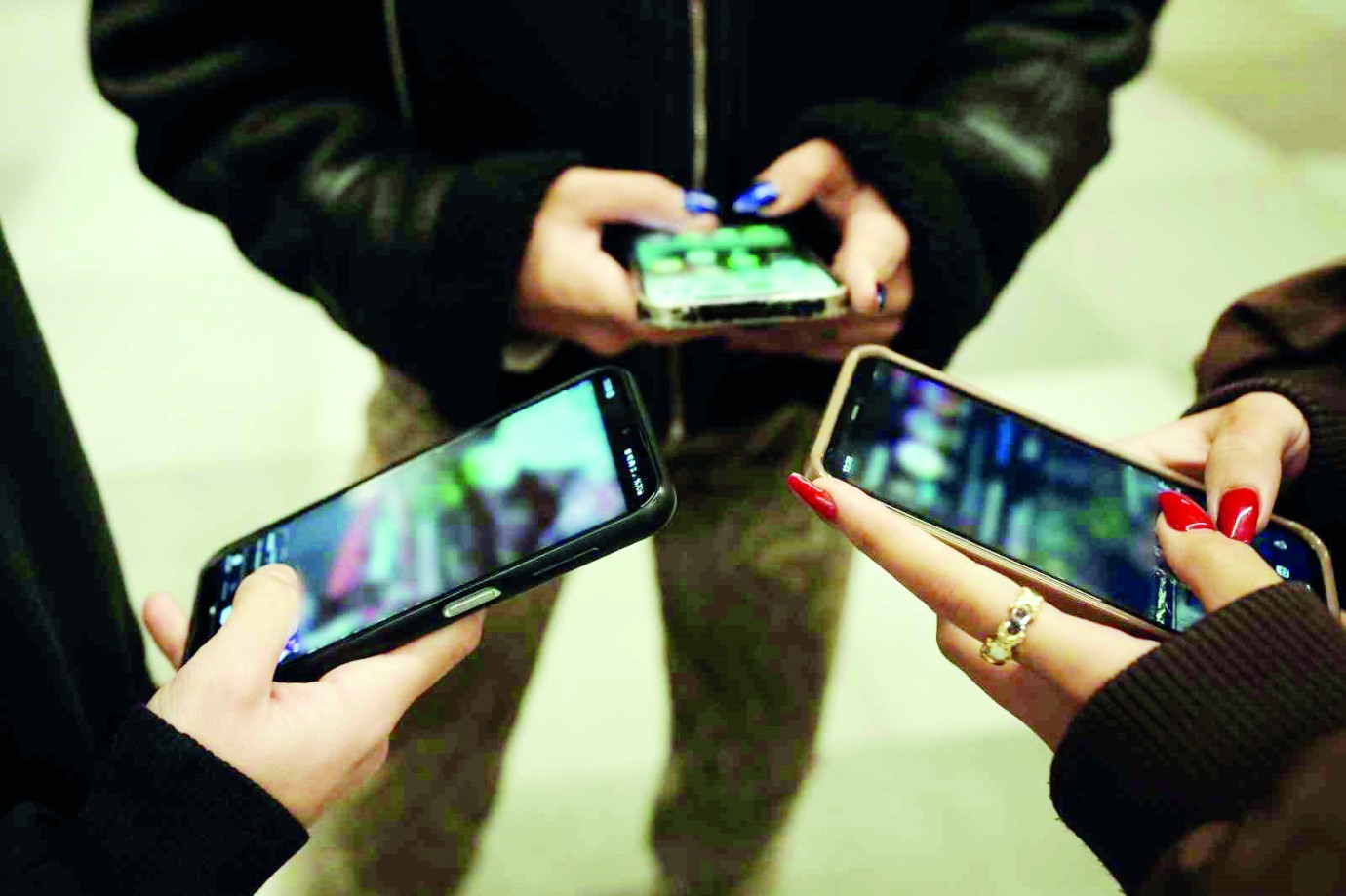 Akıllı telefon bağımlılığı gençleri etkiliyor