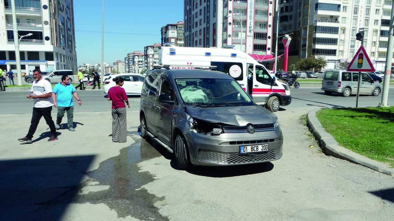 Yola savrulan bebek arabası parçalandı: 3 ağır yaralı