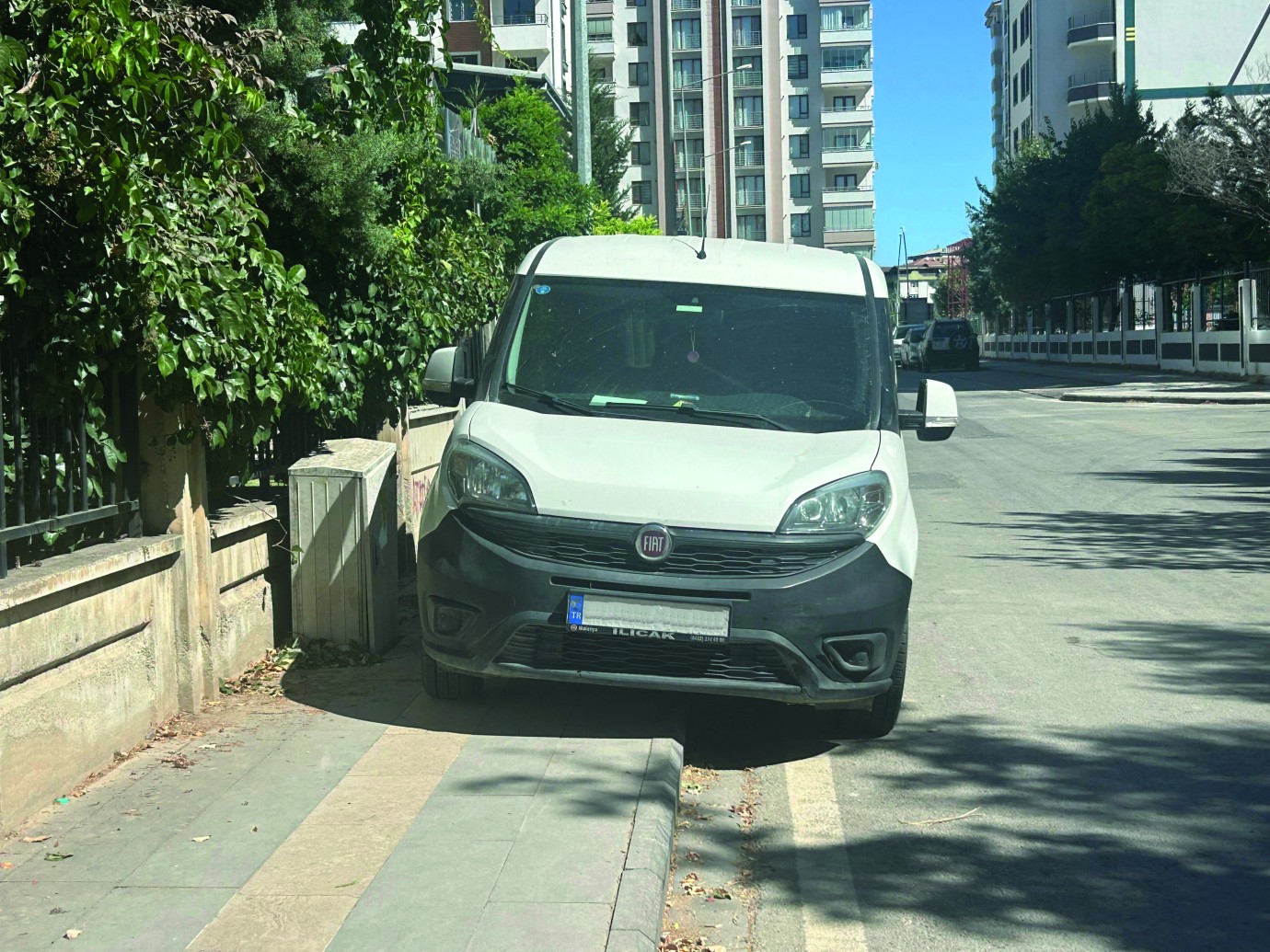 Malatya'da kaldırıma park edilen araçlar tepki çekiyor