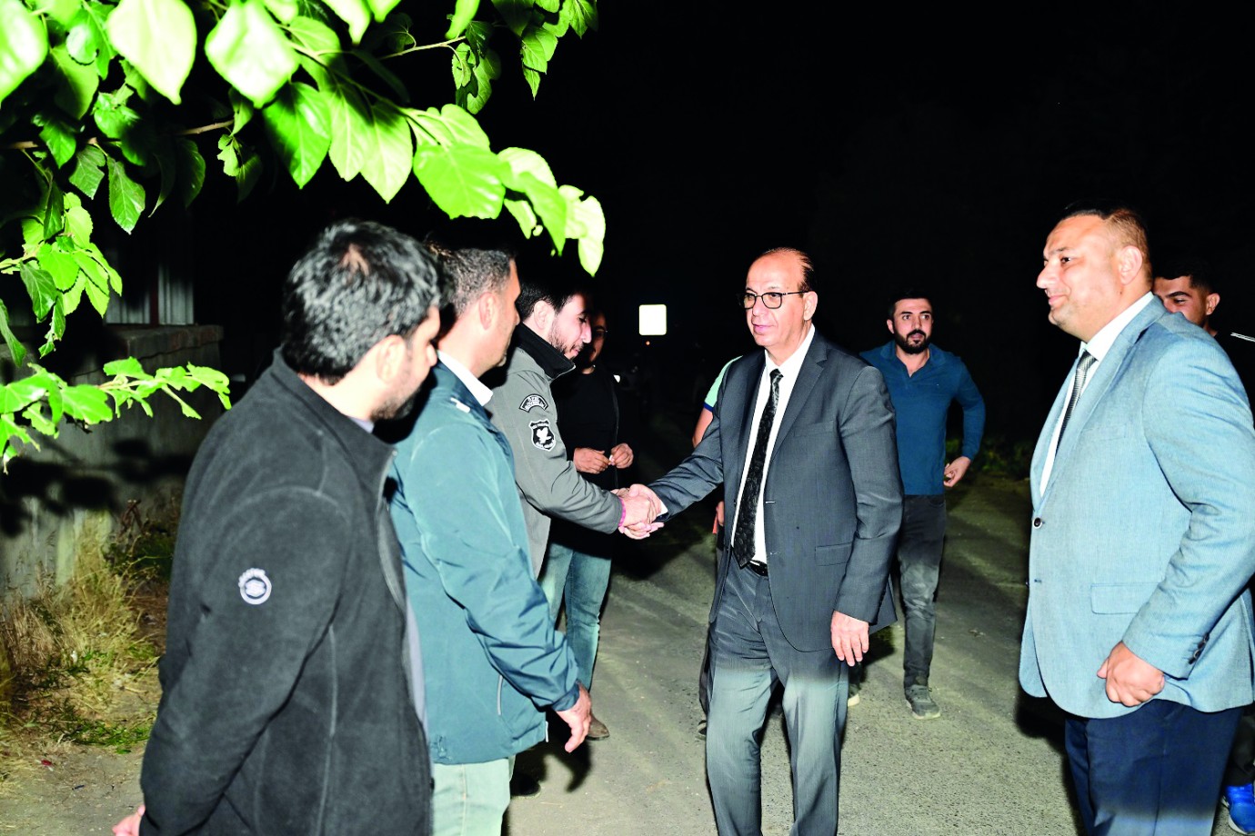 Başkan Geçit, mahalleleri tek tek gezerek talepleri dinliyor