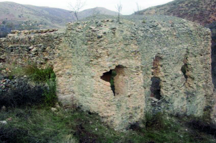 Minaresi olmayan camiden geriye sadece kalıntılar kaldı