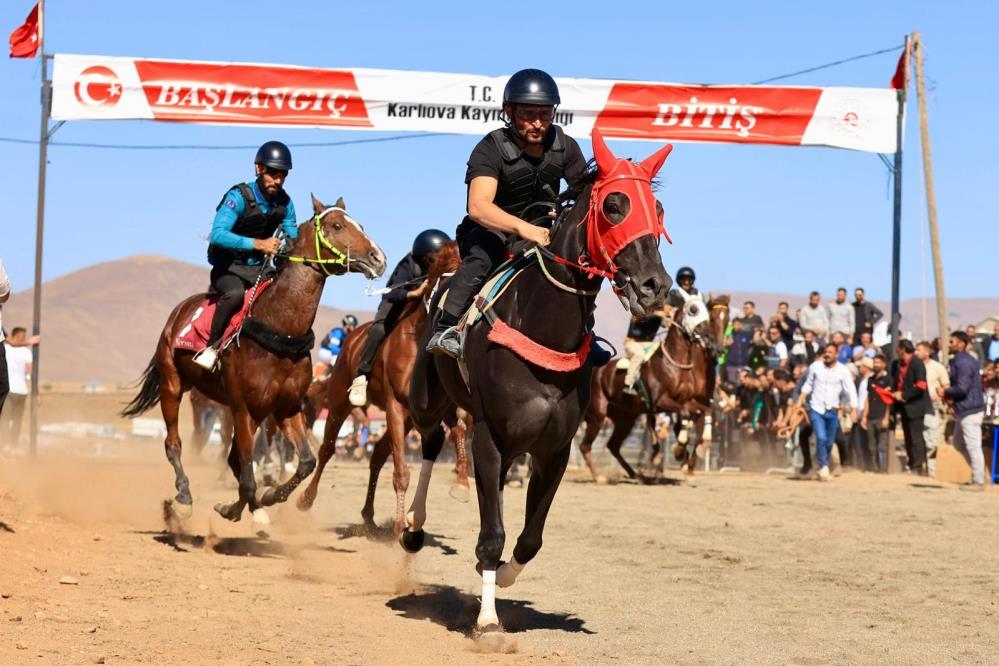 Bingöl’de at yarışları renkli görüntüler oluşturdu
