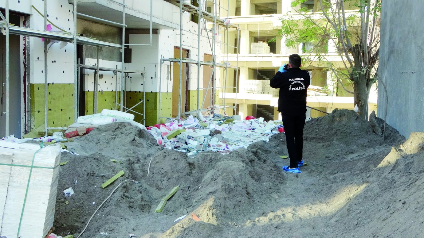 Asansör boşluğuna düşen işçi yaralandı