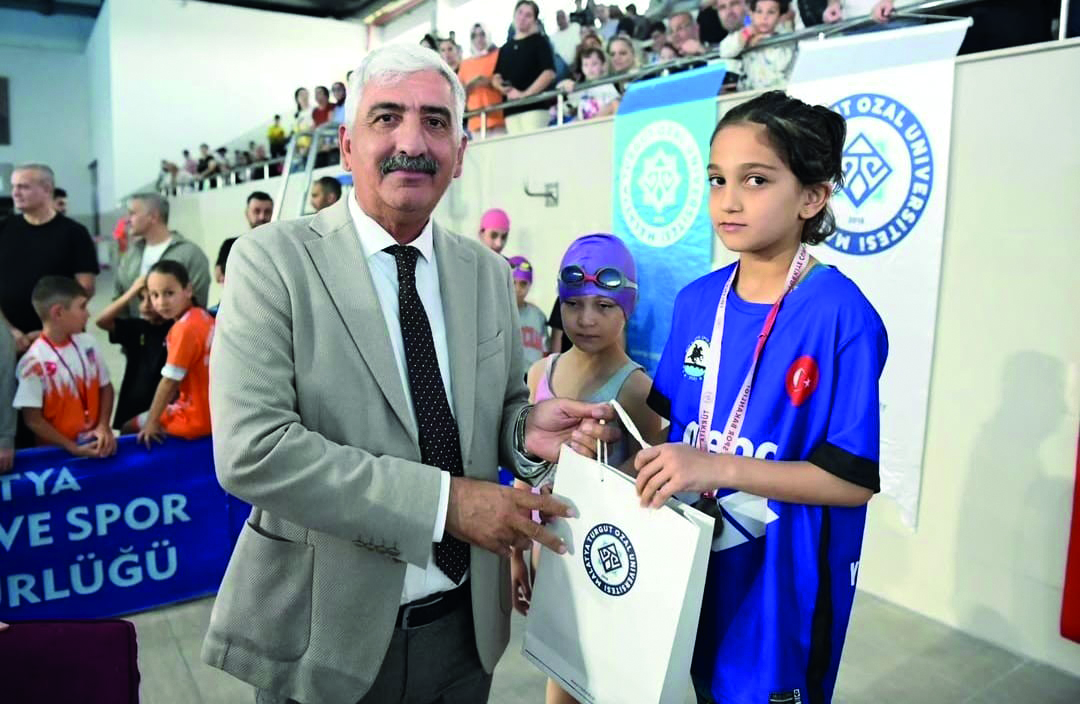 Türkiye rekoru kıran öğrenci ödüllendirildi