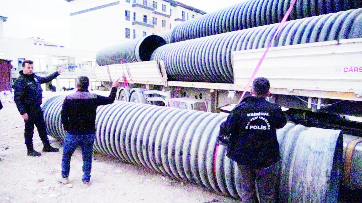 Plastik boru devrildi; ağır yaralandı