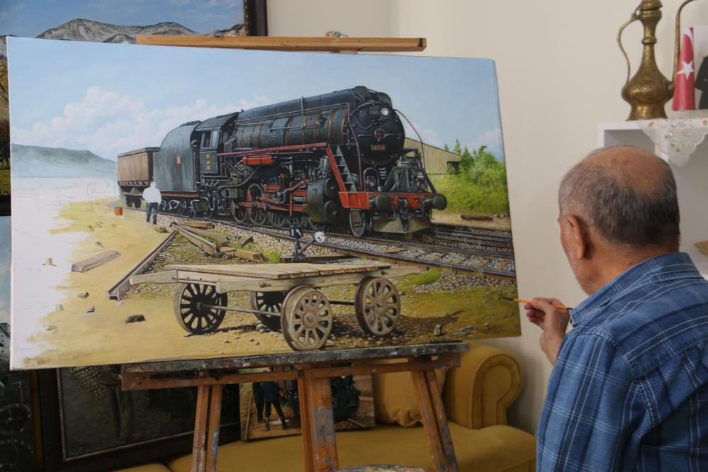 Hiç bitmeyen tren sevgisini yaptığı tablolarda yaşatıyor