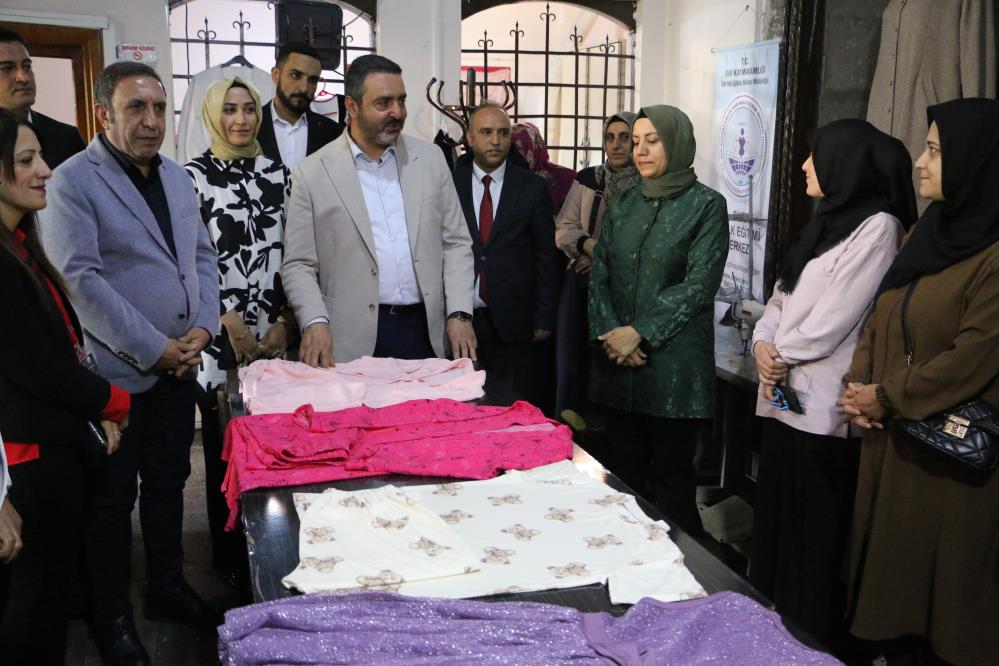 'Sanatla Yaşam Sergisi' Diyarbakır'da açıldı