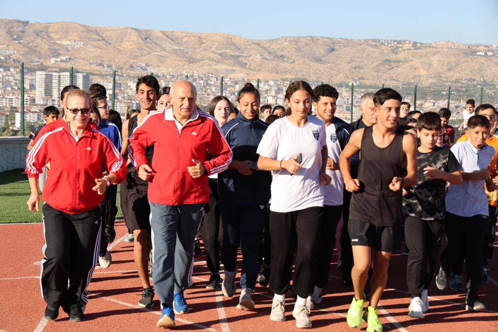 Eski milli atlet, adının verildiği sahada koştu
