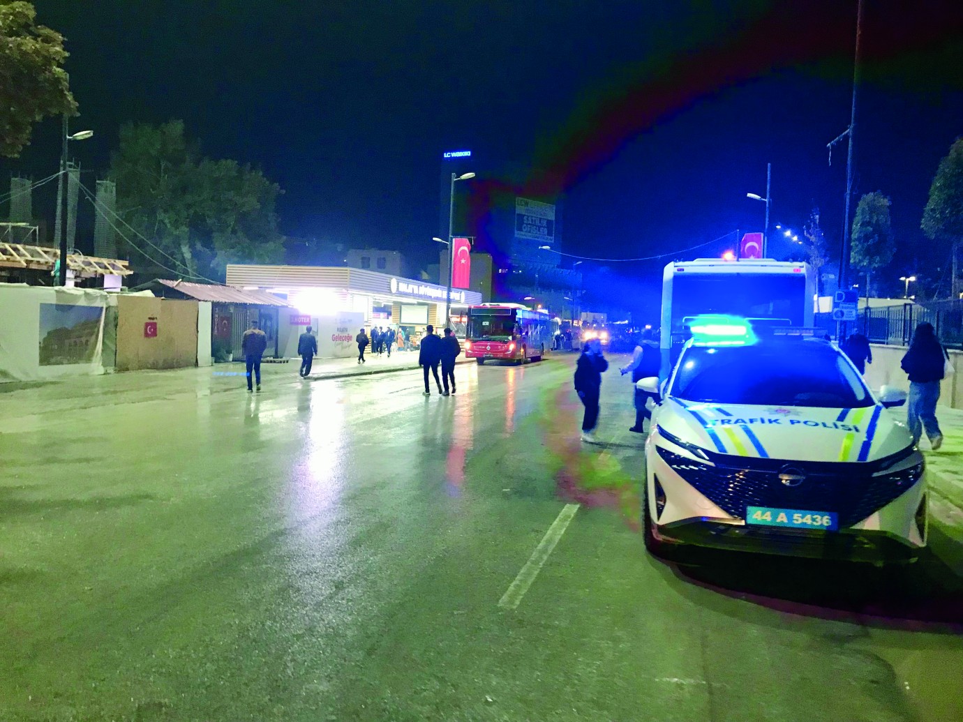 Doğalgaz borusu patladı, yol trafiğe kapatıldı