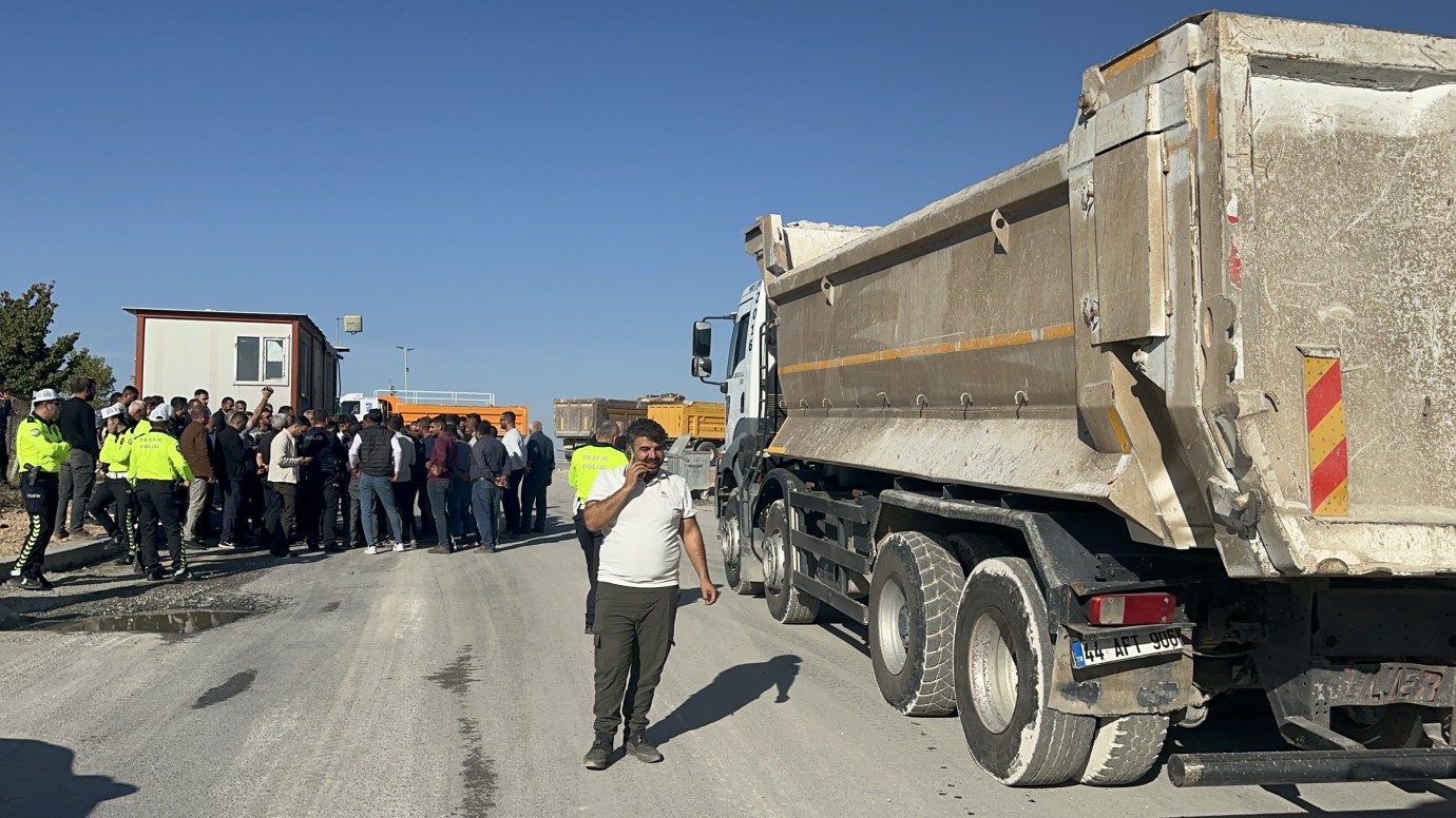 Denetim krizi Malatya’yı karıştırdı: Kamyon şoförleri eylem yaptı!