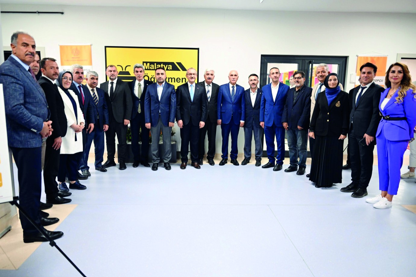 “Bilgiyi kullanan, düşünen, sorgulayan bir nesil yetiştirmeliyiz”