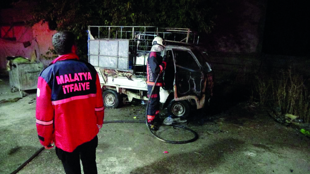 Park halindeki araçta yangın çıktı