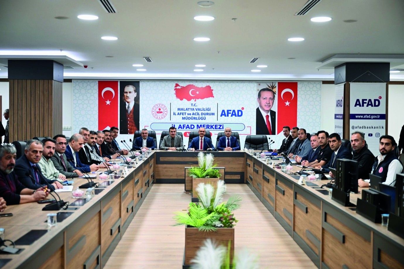 Vali Yavuz, TOKİ ve Emlak Konut müteahhitleri ile görüştü