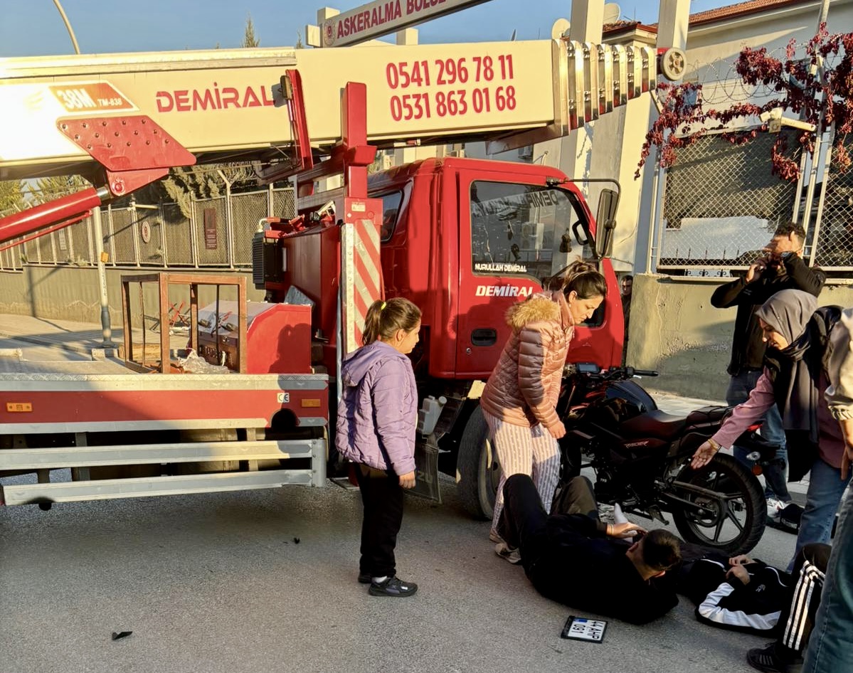 Vinç ile motosiklet çarpıştı!