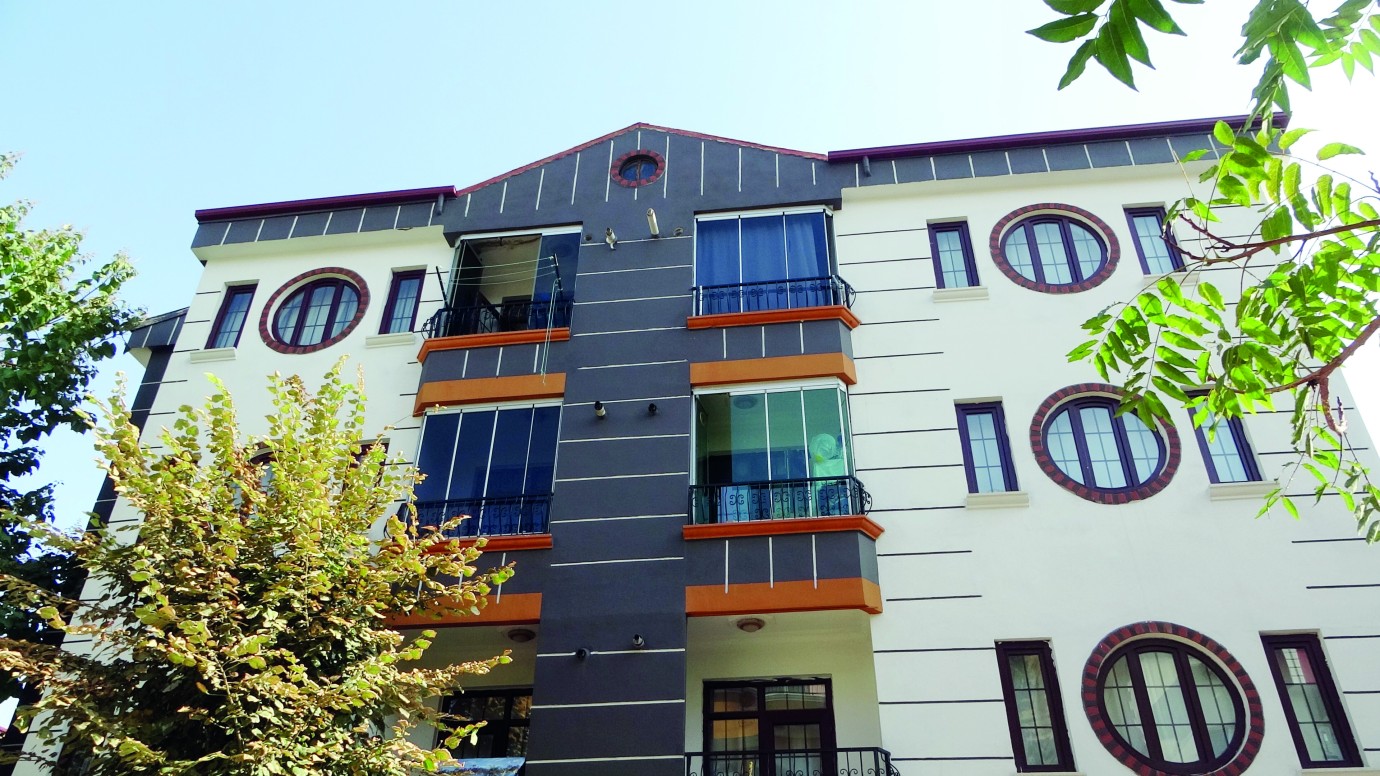 Balkondan düşen genç kız ağır yaralandı
