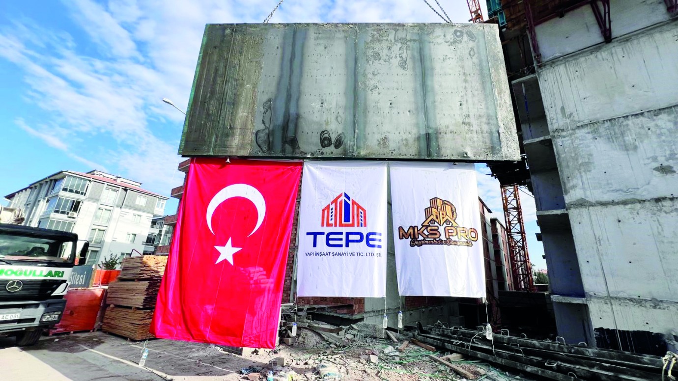 İşçiler Halay Çekip Türk Bayrağı Astı