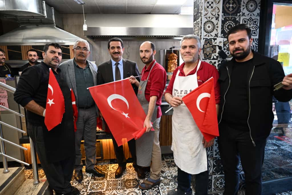 Başkan Taşkın Vatandaşlara Türk Bayrağı Hediye Etti