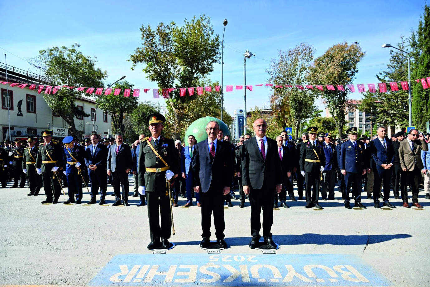 29 Ekim Cumhuriyet Bayramı çelenk sunma töreni ile başladı