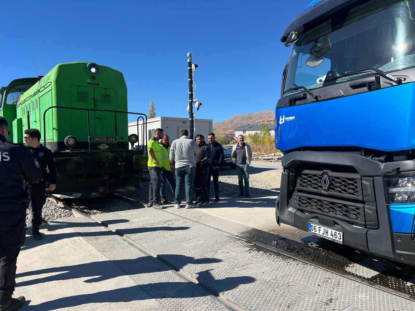 Doğanşehir’de korkutan kaza: TIR ile tren çarpıştı