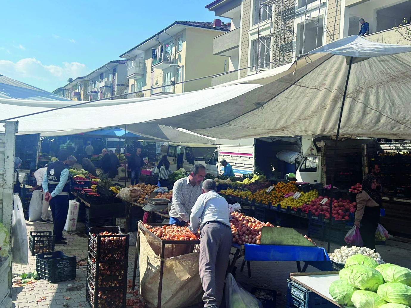 Zabıtalar semt pazarlarında denetimlerini sürdürüyor