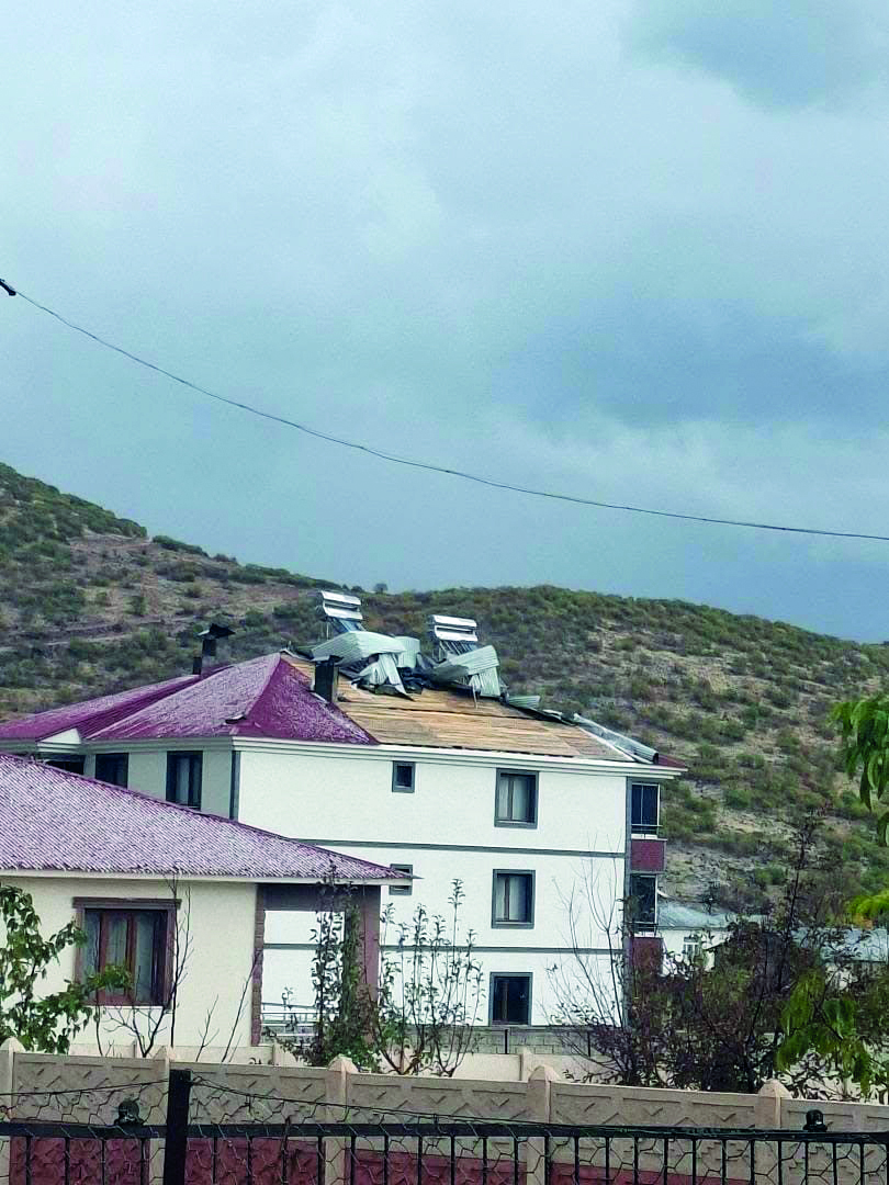 Fırtına, birçok ev ve ahırın çatısını uçurdu