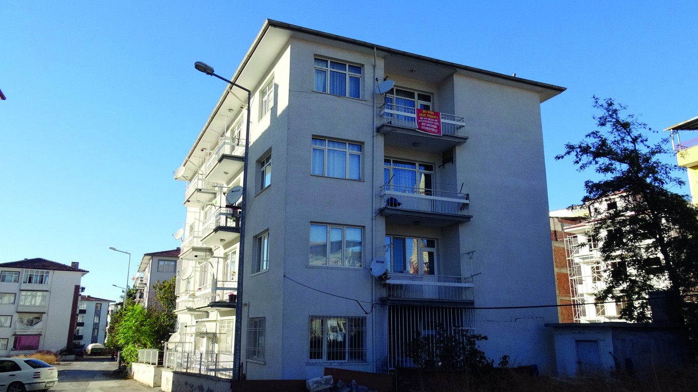 Ağır hasarlı pankartı asılan bina görenleri şaşırtıyor