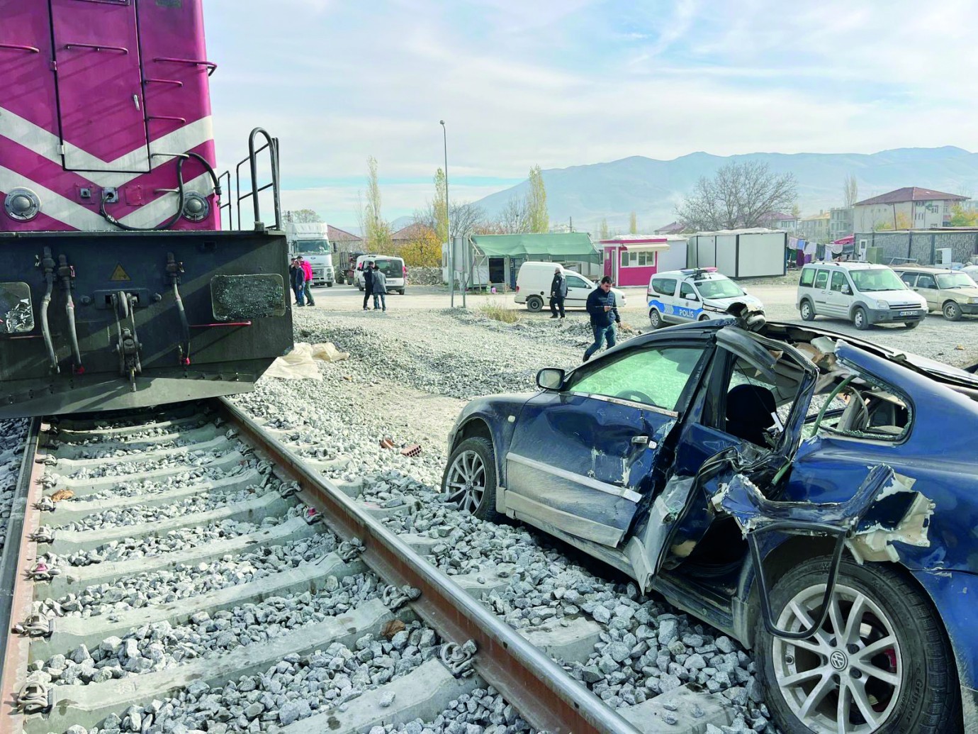 Doğanşehir’de tren otomobile çarptı