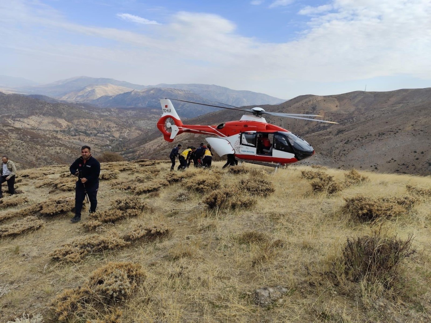 Malatya’da ağaç keserken uçuruma düştü: Helikopterle kurtarıldı