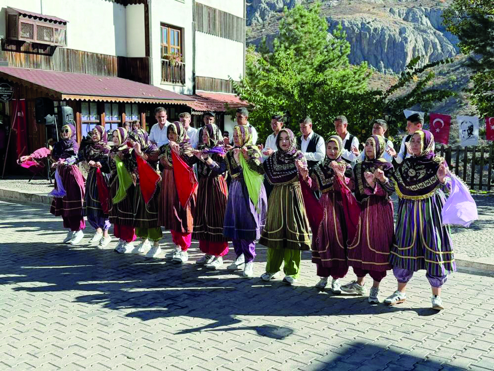 Eğin Halk Oyunları, gençlerle yeniden hayat buluyor