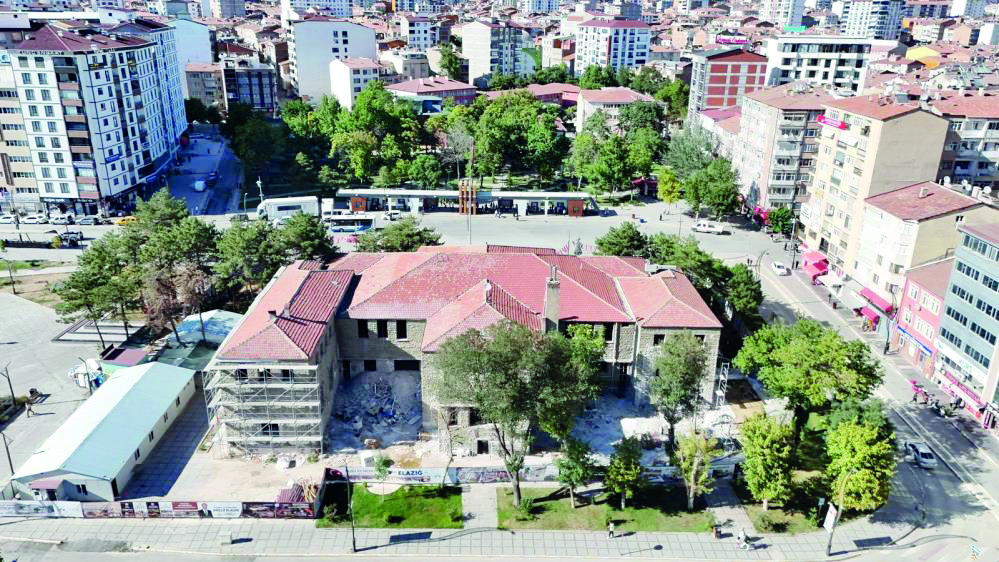 Başkan Şerifoğulları, tarihi öğretmenevinde çalışmaları inceledi