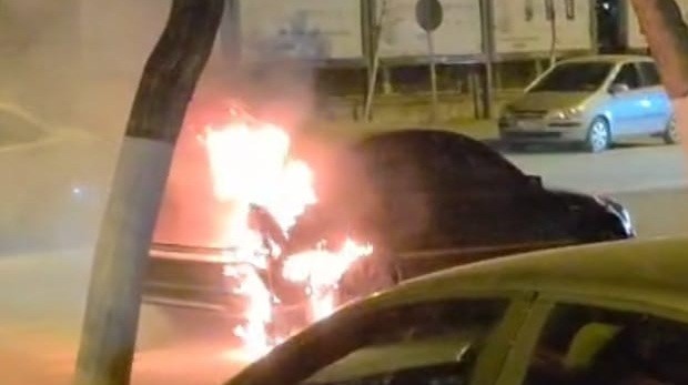 İnönü Caddesi’nde korku dolu anlar: Otomobil bir anda yanmaya başladı