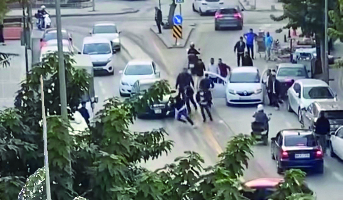 Trafikte yaşanan kavga görüntülendi