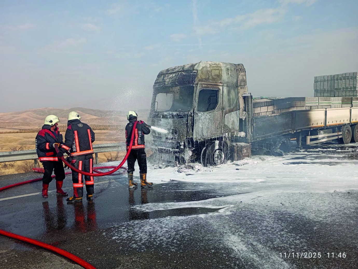 Kale’de inşaat malzemeleri yüklü TIR’da yangın