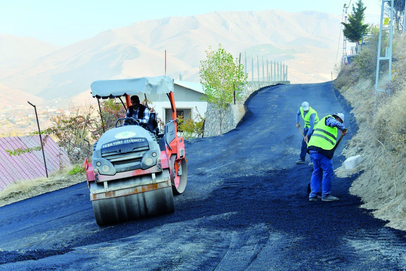 Banazı’nın yollarını yeniliyor