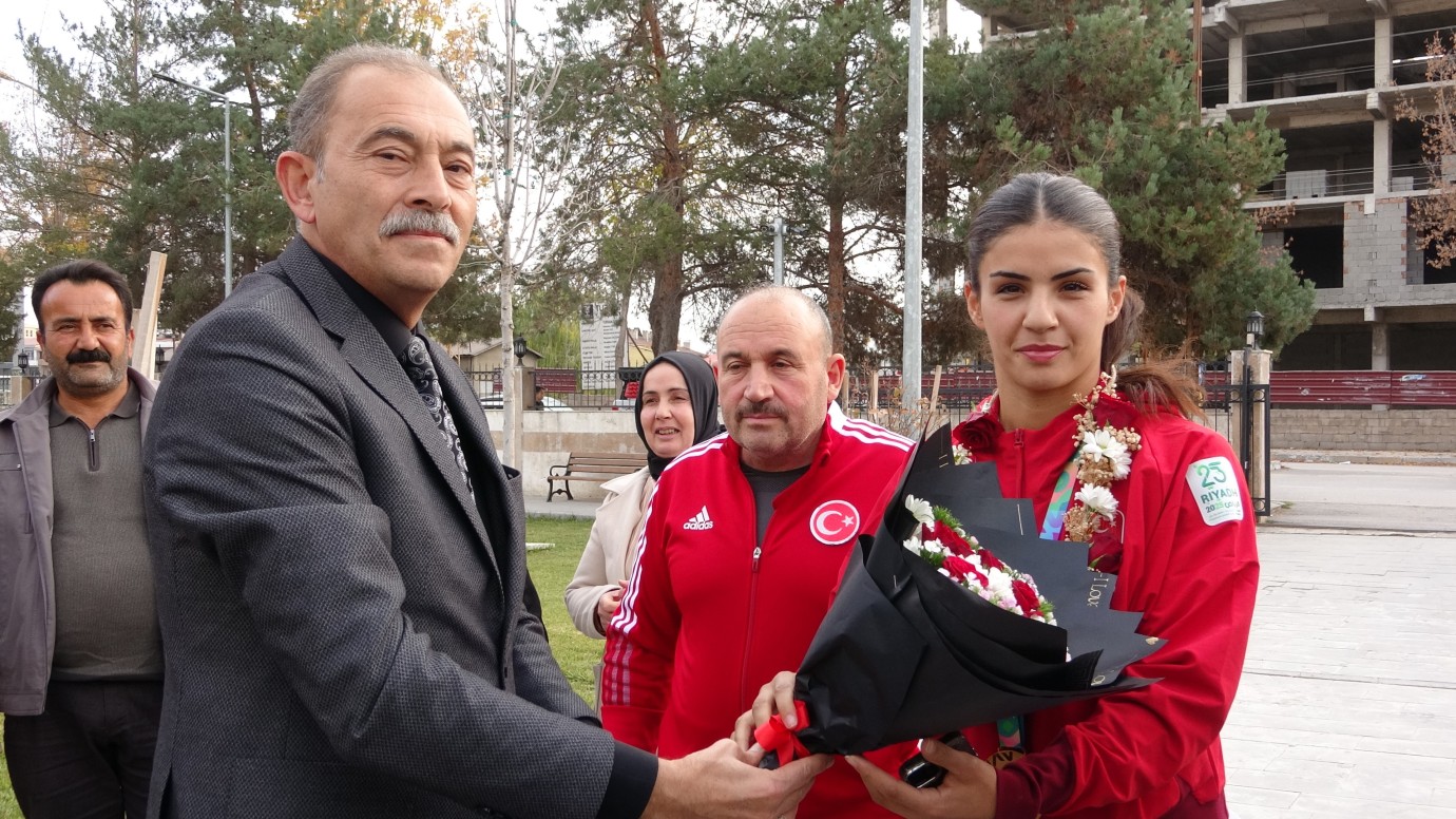 Altın madalyalı boksör çiçeklerle karşılandı