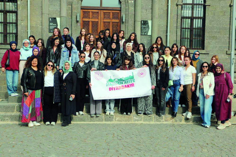 Şehit ve gazi kızları Diyarbakır’ın tarihi mekanlarını geziyor