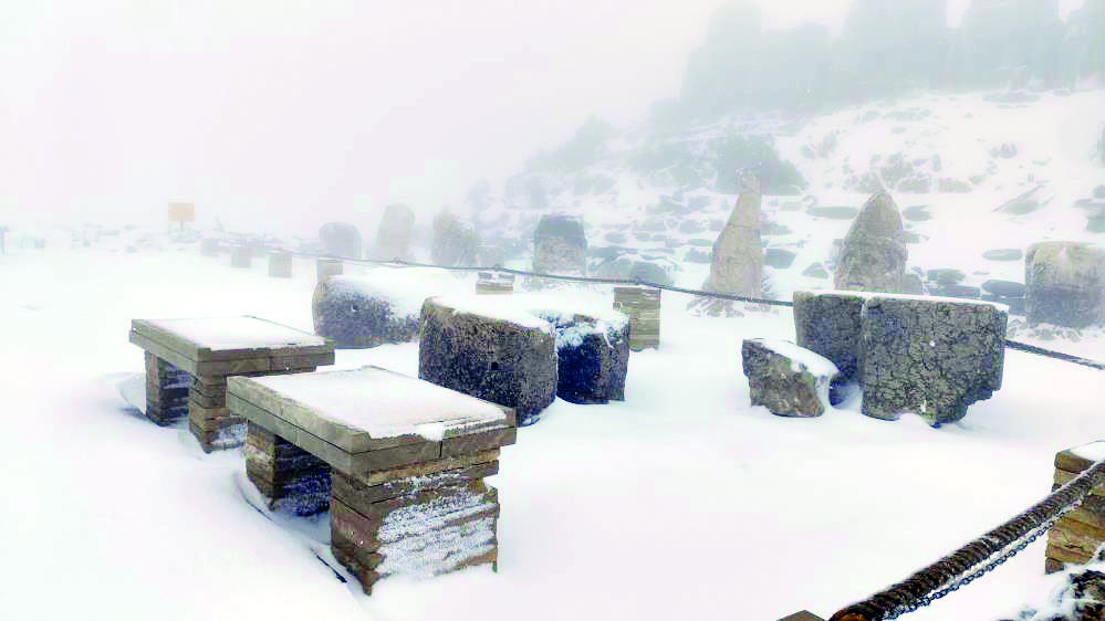 Nemrut Dağı’na mevsimin ilk karı yağdı