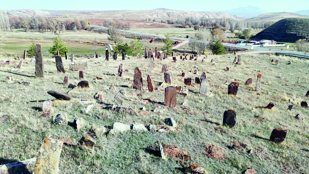 Devasa mezar taşları dikkat çekiyor