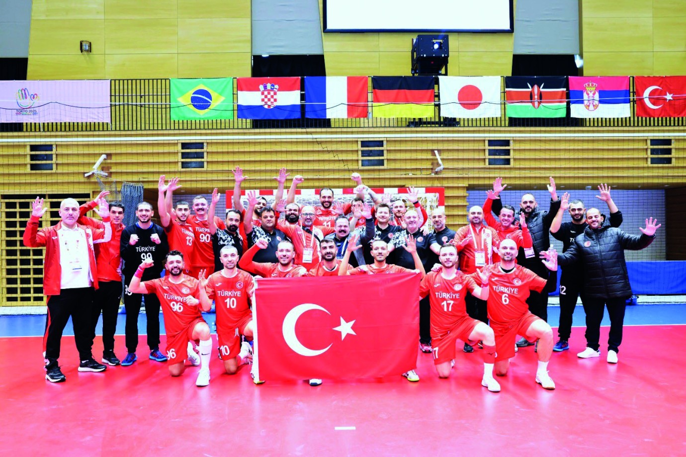 Futbol ve hentbol milli takımları, Tokyo'da yoluna kayıpsız devam ediyor