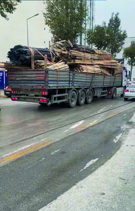 Yetkililer uyarıyor, dinleyen yok: Trafikte tehlikeli anlar