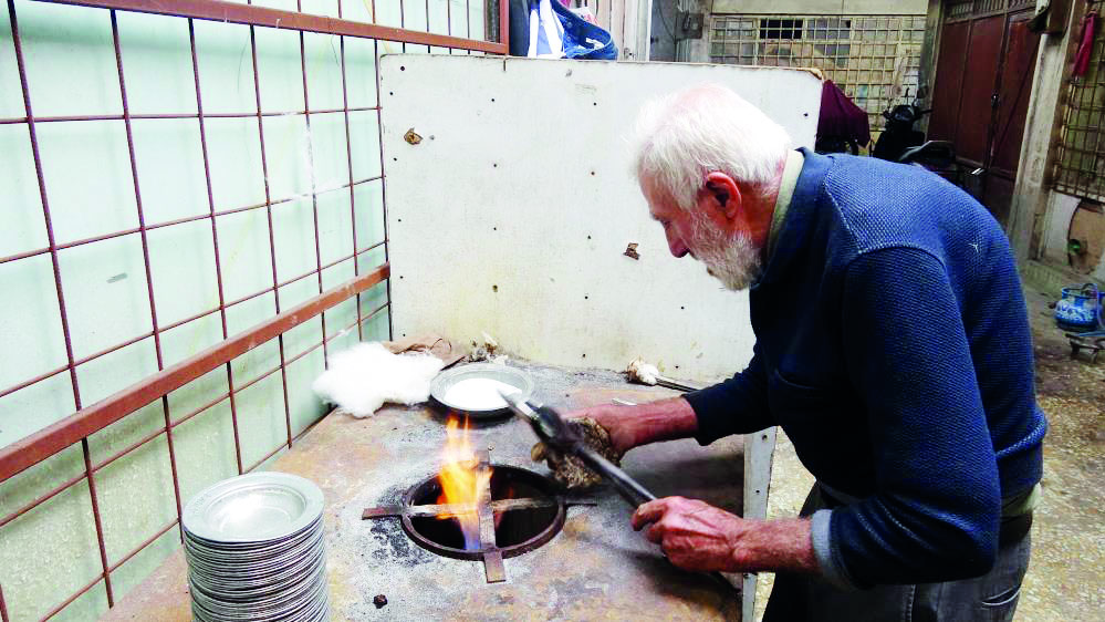 80 yaşındaki kalay ustası mesleğini 70 yıldır sürdürüyor