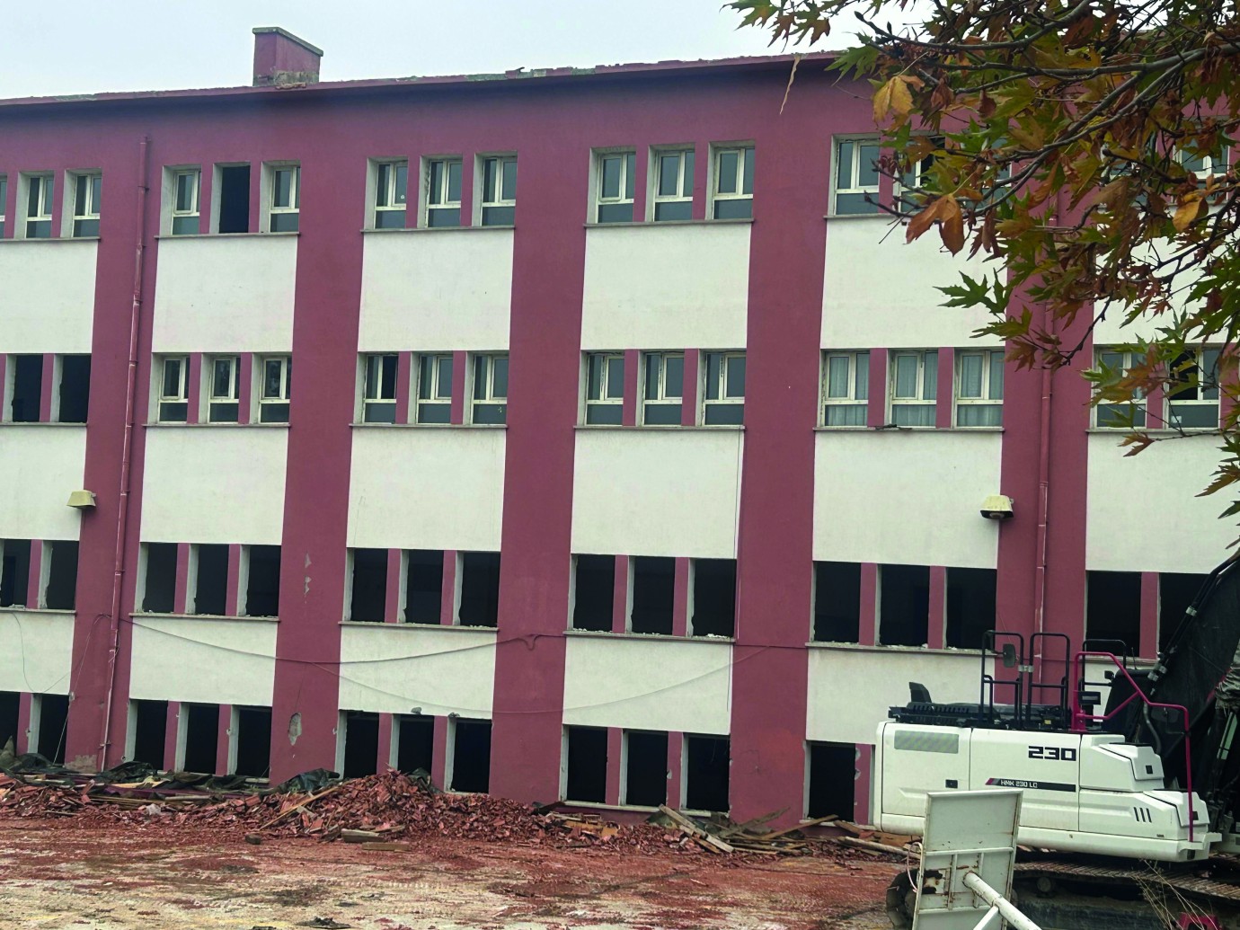 İhale yapıldı; yıkım süreci başlamadı