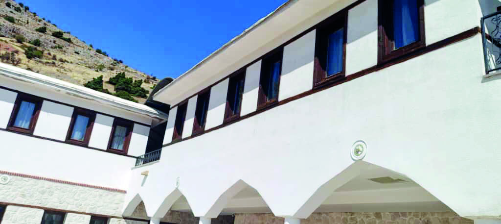 Yol karanlık virajlı yollarda bariyer yok