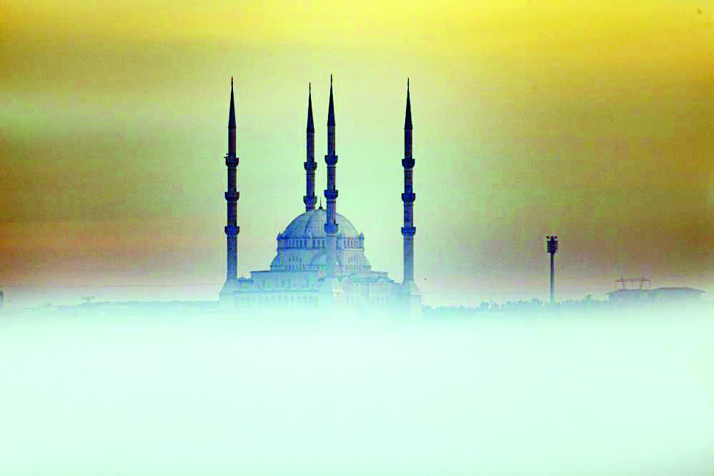 Sis denizinde kaybolan Diyarbakır'da, minareler görsel şölen sundu