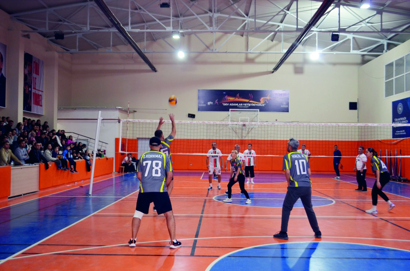 Öğretmenlerin nefes kesen voleybol turnuvası tamamlandı