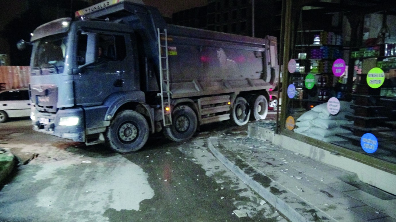İş yerinin camlarını kırdı