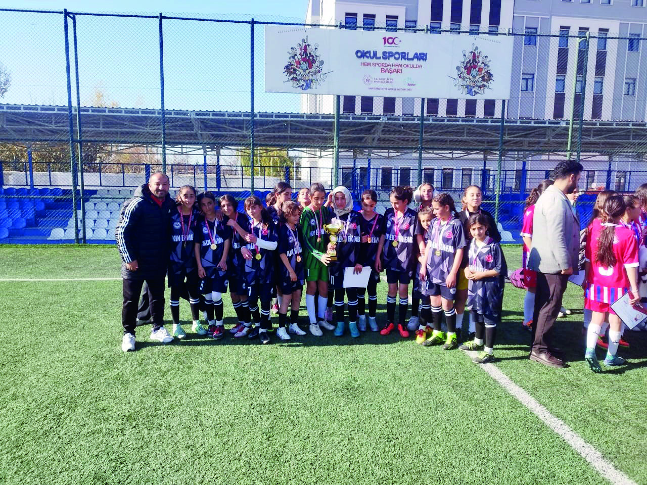Özalplı kız futbol takımı il birincisi oldu